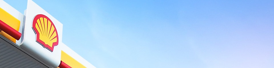 Το σήμα Shell απεικονίζεται σε ένα στέγαστρο πρατηρίου με φόντο έναν καθαρό ουρανό