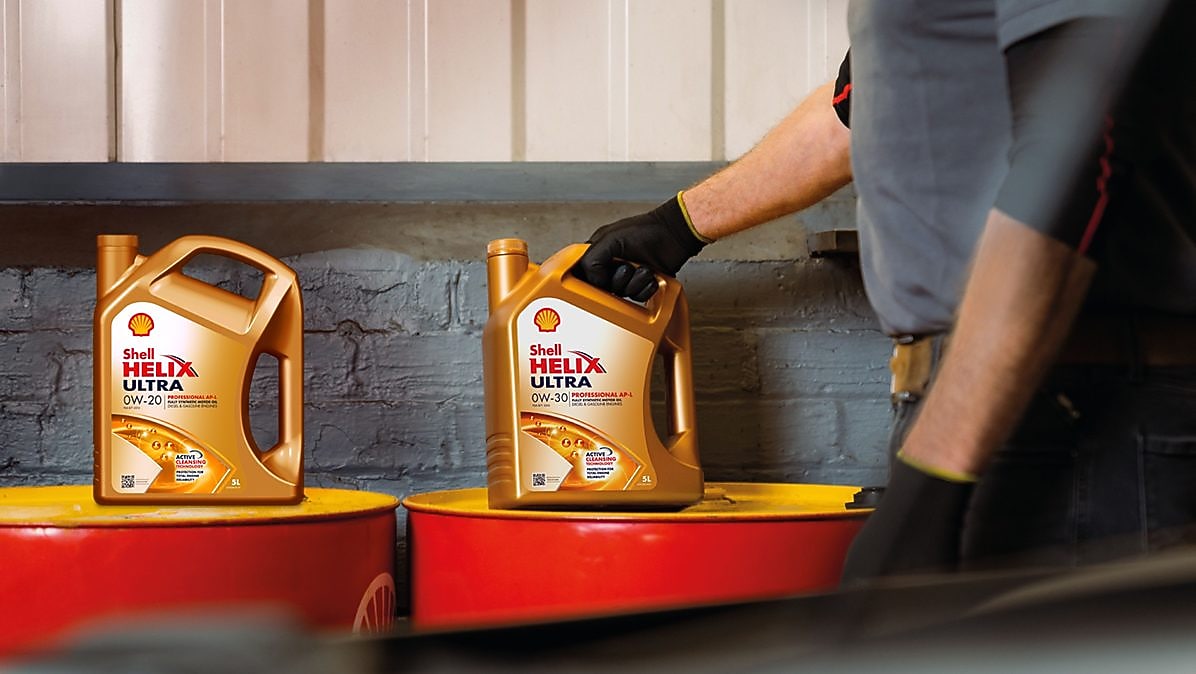 Man holding oli cans